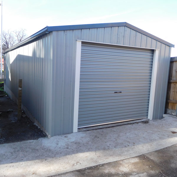 Residential Shed built in Hervey Bay with one roller door.