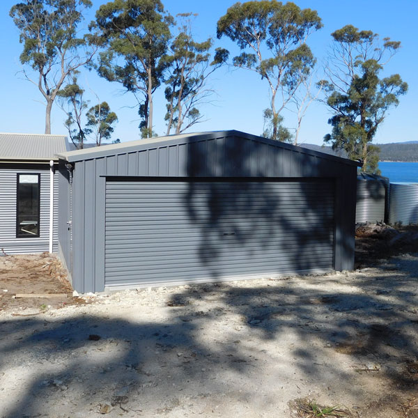Domestic garage shed installed in Shepparton in Colorbond Ironstone