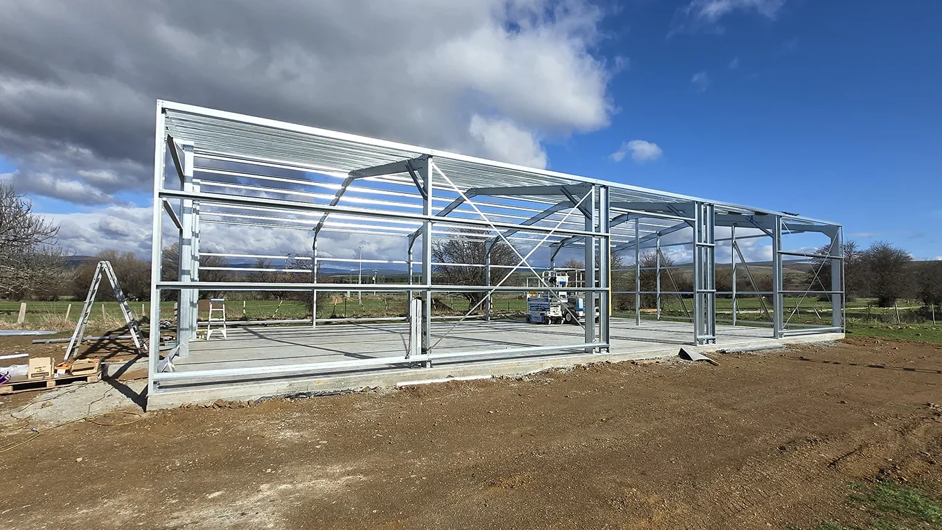 Australian-made machinery shed with side view of column and rafter frame construction.